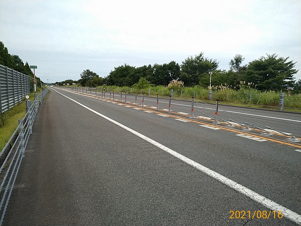 山形自動車道　山形・鶴岡管内車線区分柵工事