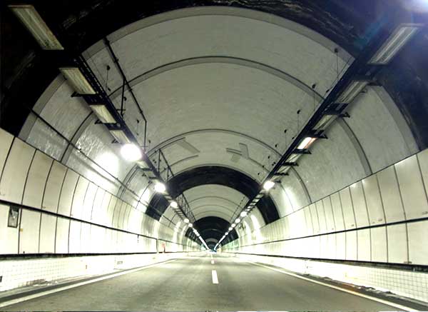 東名高速道路　トンネル補修